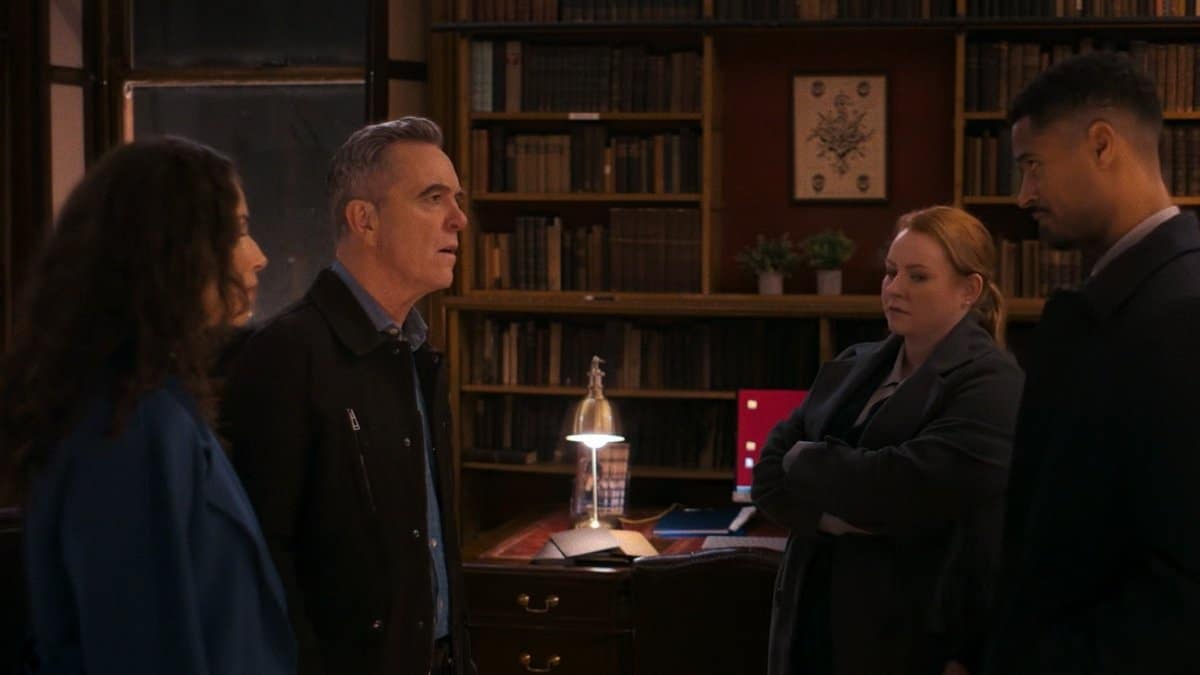 Elenco principal de Custe o Que Custar (James Nesbitt e coadjuvantes) em momento de discussão intensa em escritório com livros e lâmpada, cena oficial da série Netflix de Harlan Coben