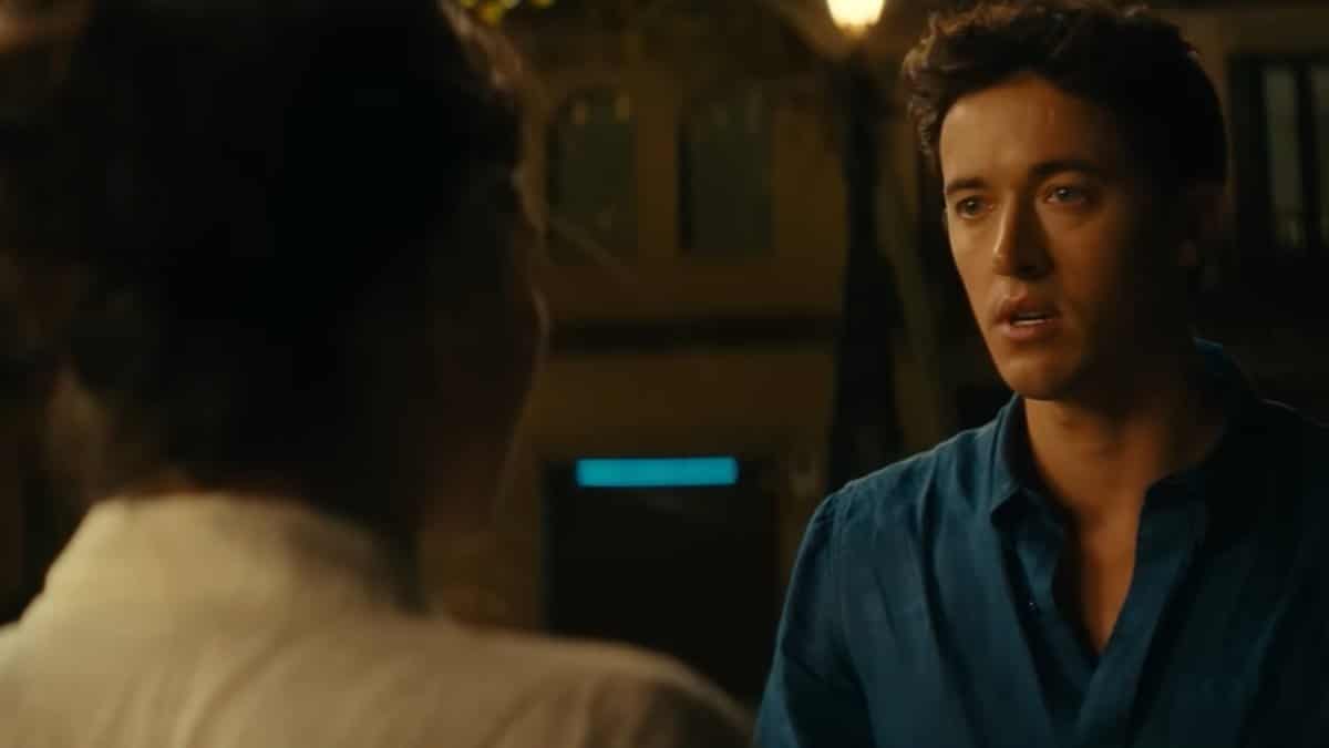 Alex conversa com Poppy em uma cena emocional do filme De Férias com Você, romance da Netflix sobre amizade e amor ao longo dos anos