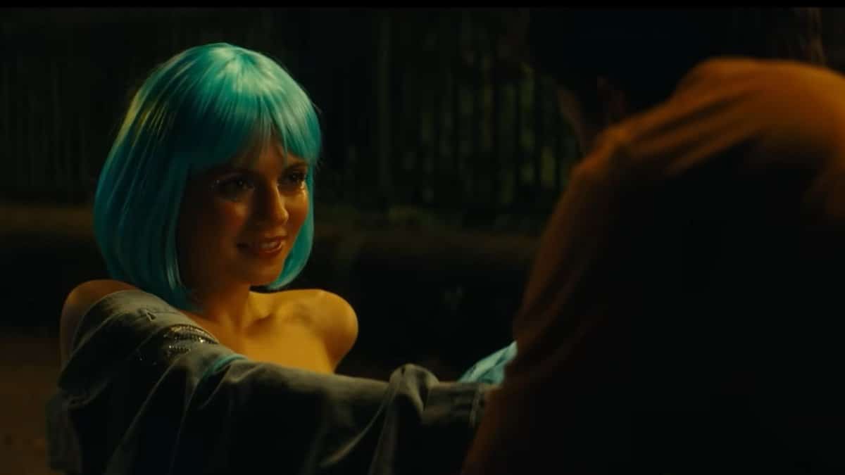 Poppy aparece com visual diferente em uma cena noturna de De Férias com Você, revelando um momento leve e inesperado do romance da Netflix