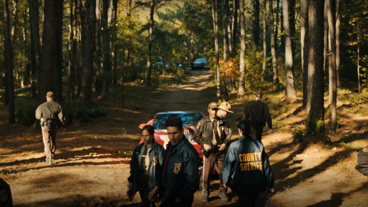 Agentes policiais investigam cena de crime em área de floresta na minissérie Dele & Dela, da Netflix