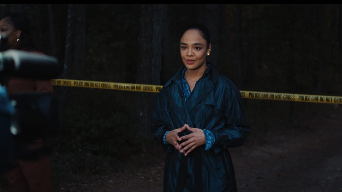 Repórter investigativa em cena de crime na minissérie Dele & Dela, produção de suspense da Netflix em 2026