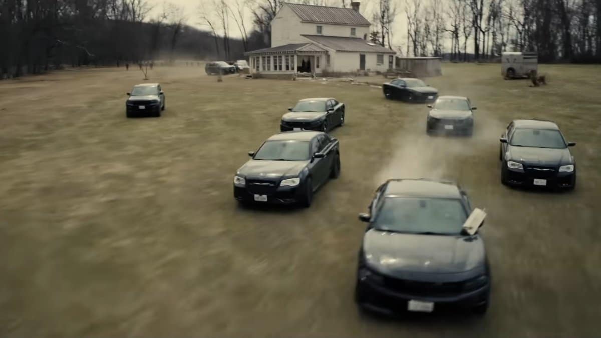 Cena de operação em área rural no filme DIA D (2026), novo suspense dirigido por Steven Spielberg