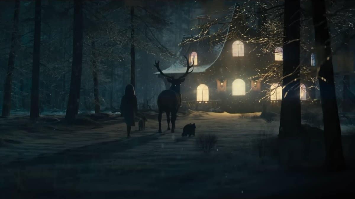 Cena noturna em floresta no filme DIA D (2026), com personagem caminhando em direção a uma casa iluminada