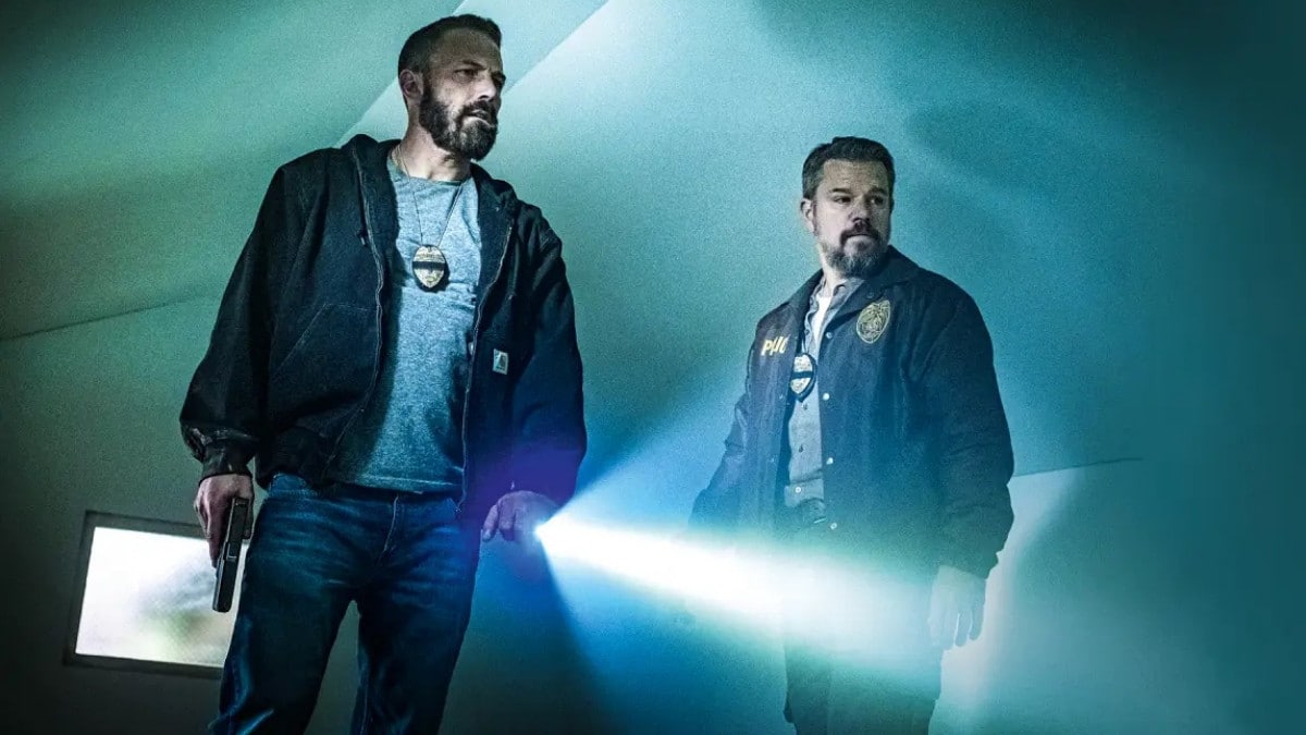 Ben Affleck e Matt Damon em cena do filme Dinheiro Suspeito da Netflix