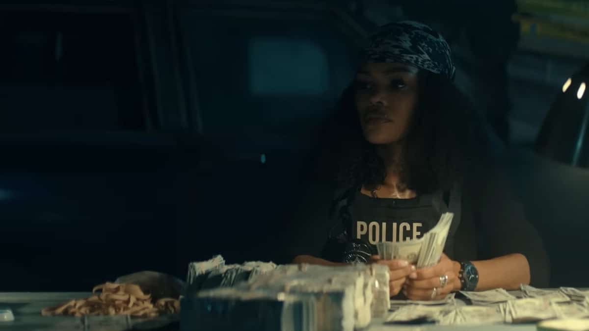 Detetive contando maços de dinheiro em cena do filme Dinheiro Suspeito (The Rip), da Netflix