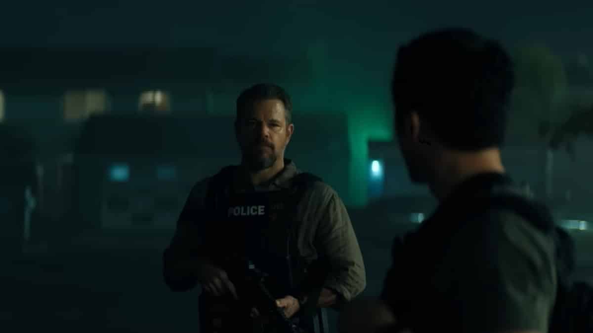 Policiais em cena noturna no filme Dinheiro Suspeito (The Rip), novo thriller da Netflix