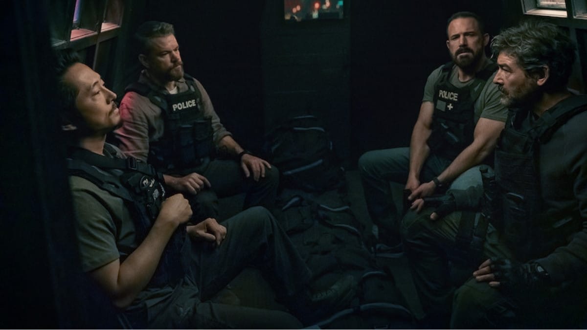 Equipe reunida dentro do veículo em Dinheiro Suspeito (The Rip)