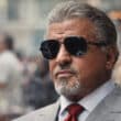 Dwight Manfredi (Sylvester Stallone) em cena de Tulsa King
