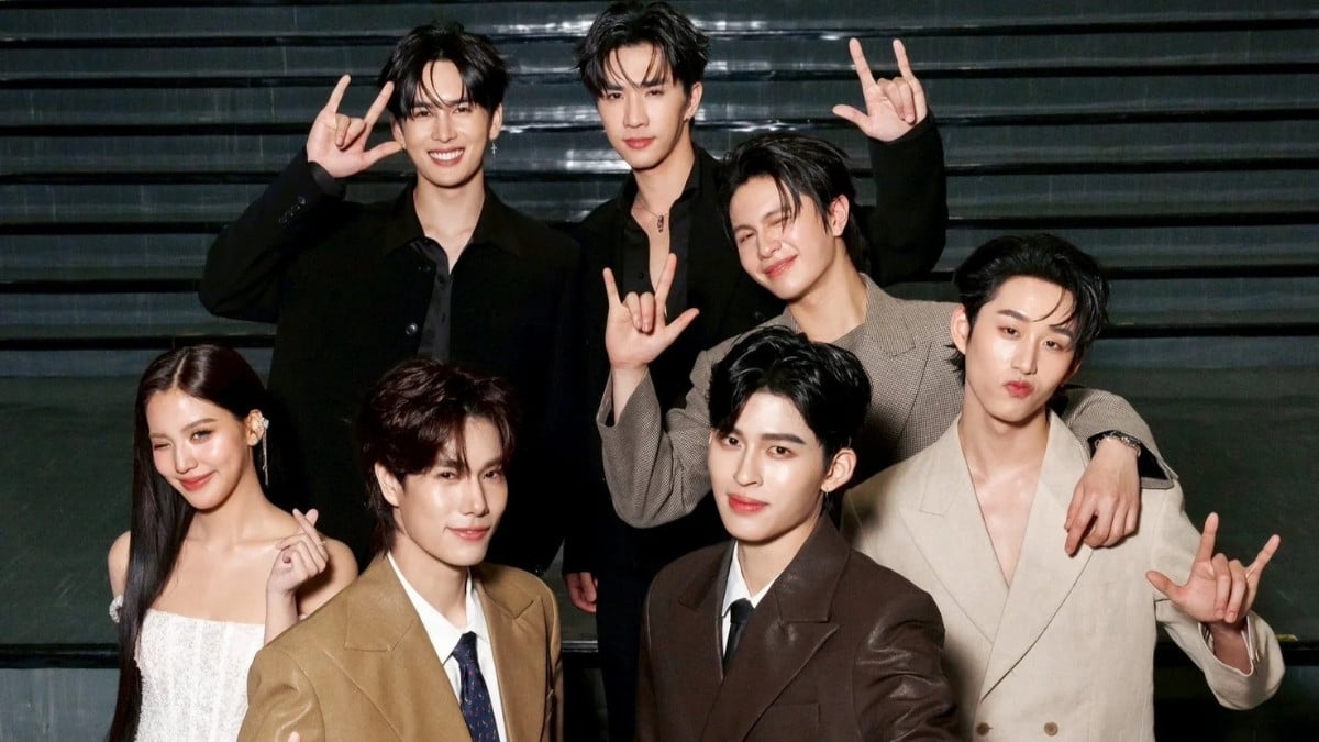 Elenco principal da série Me and Thee reunido, incluindo Pond Naravit e Phuwin Tangsakyuen