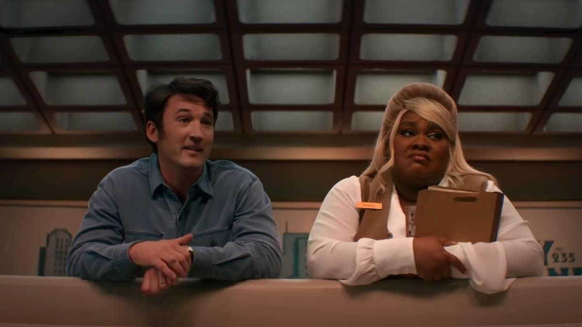 Miles Teller e Da'Vine Joy Randolph em momento cômico no filme Eternidade (2025), sentados lado a lado com expressões engraçadas em ambiente do além-vida
