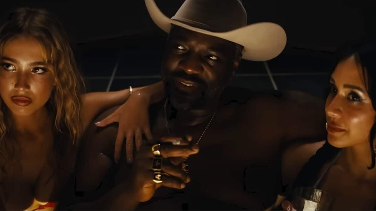 Cena noturna com três personagens no trailer da 3ª temporada de Euphoria, em clima de festa e tensão