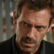 Hugh Laurie além de House: A trajetória do gênio por trás do diagnóstico Elenco original de House MD: Dr. Chase, Dra. Cameron e Dr. Foreman ao lado de Gregory House no hospital Princeton-Plainsboro.