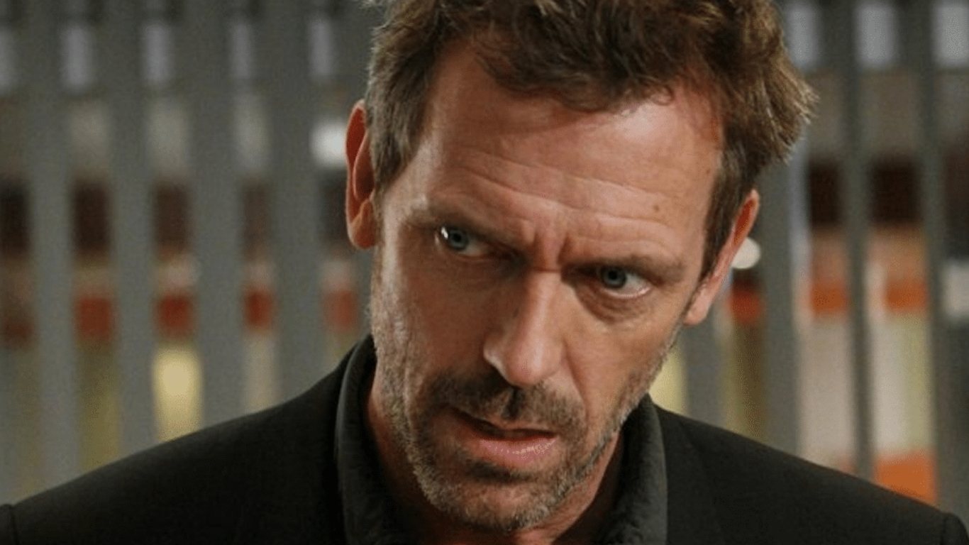 Elenco original de House MD: Dr. Chase, Dra. Cameron e Dr. Foreman ao lado de Gregory House no hospital Princeton-Plainsboro.