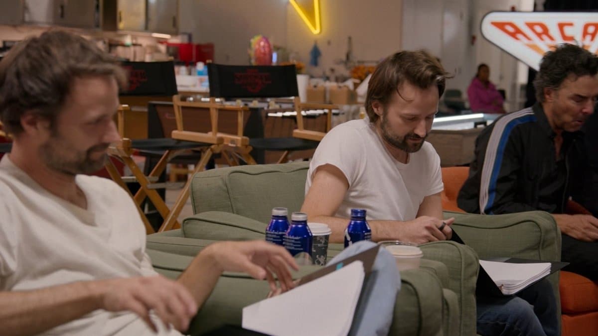 Irmãos Duffer nos bastidores de Stranger Things 5 durante gravações