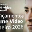 Banner oficial dos lançamentos Prime Video Janeiro 2026 com texto "Lançamentos Prime Video Janeiro 2026" em fundo desfocado de catálogo de filmes e séries