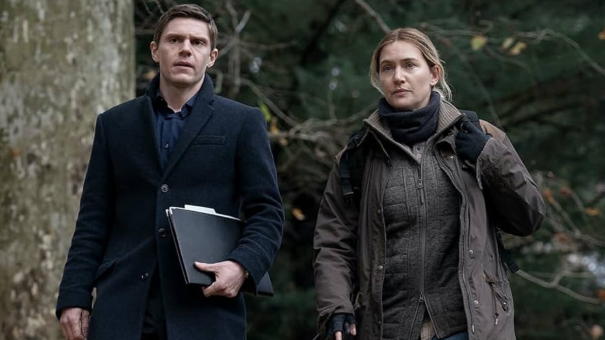 Personagens de Mare of Easttown em cena com clima dramático e tensão