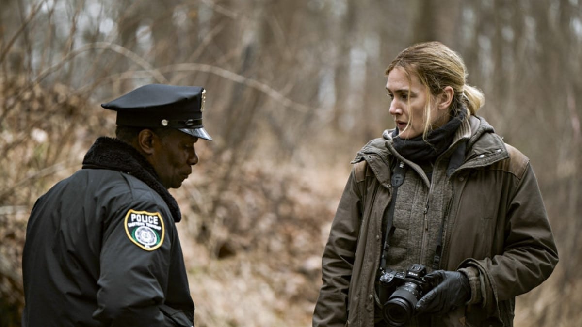 Cena de Mare of Easttown mostrando o clima de investigação e suspense policial