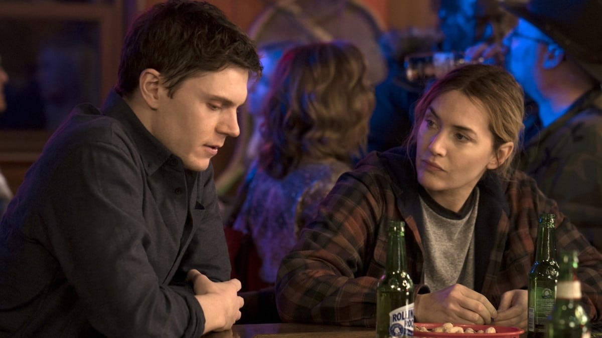 Kate Winslet interpretando Mare Sheehan na série Mare of Easttown da HBO