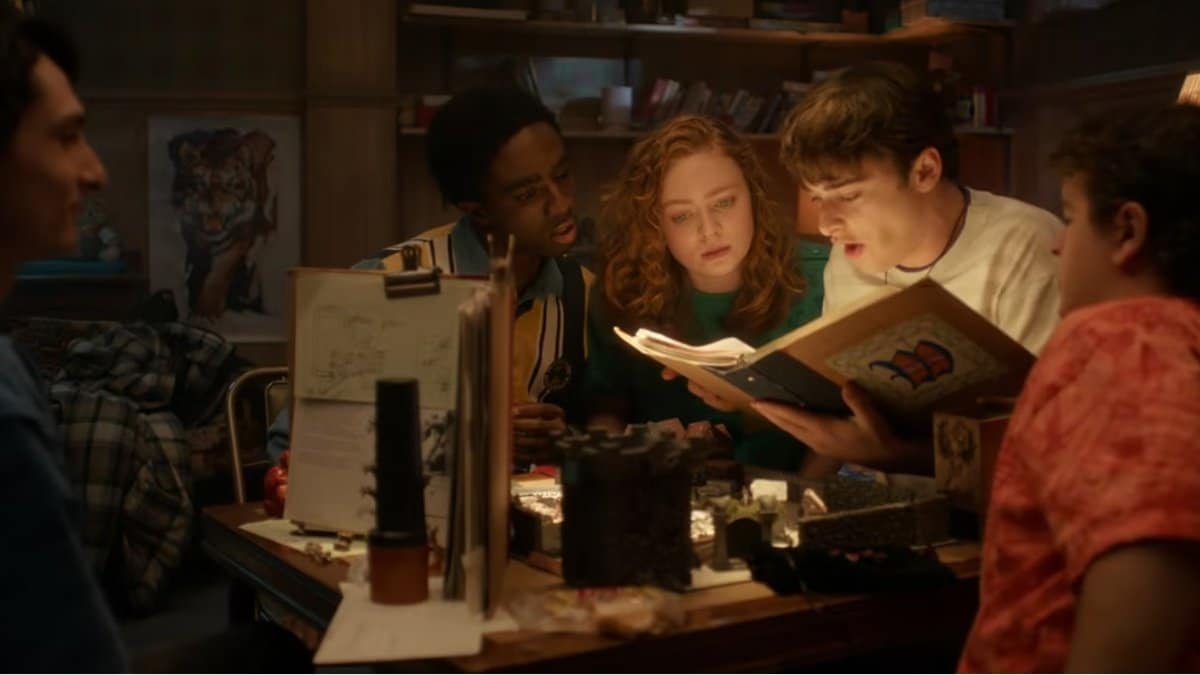 Mike, Lucas, Max, Will e Dustin jogando Dungeons & Dragons no porão no epílogo do finale de Stranger Things 5