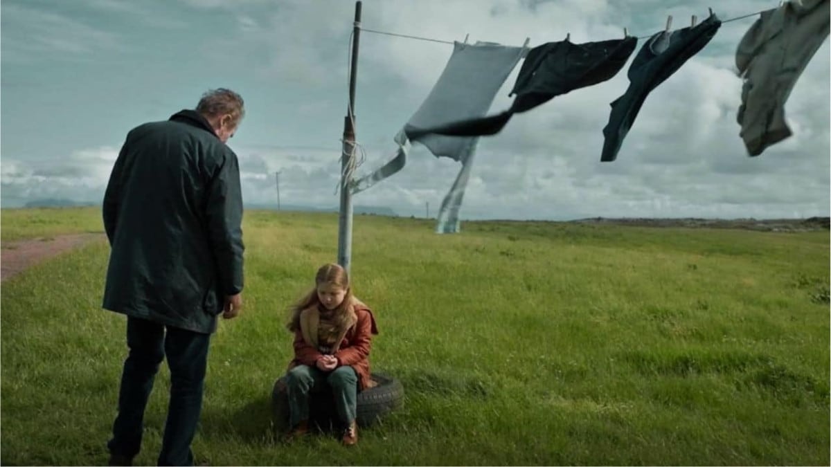 Cena emocional de Na Terra de Santos e Pecadores mostra personagem refletindo sobre culpa e redenção