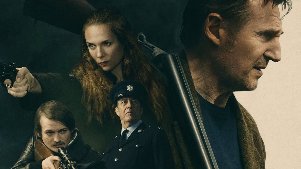 Cena tensa de Na Terra de Santos e Pecadores mostra personagens armados em conflito