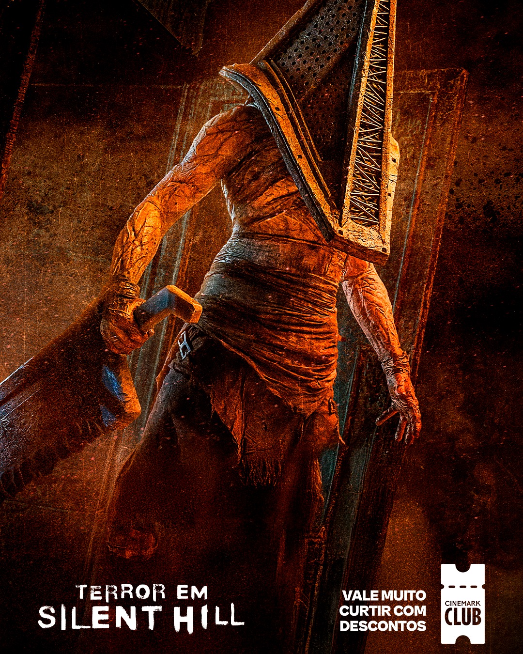 Pyramid Head no filme Terror em Silent Hill: Regresso para o Inferno em imagem usada na crítica