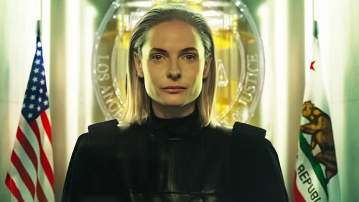 Rebecca Ferguson em Justiça Artificial (Mercy), personagem ligada ao sistema de Inteligência Artificial que conduz o julgamento
