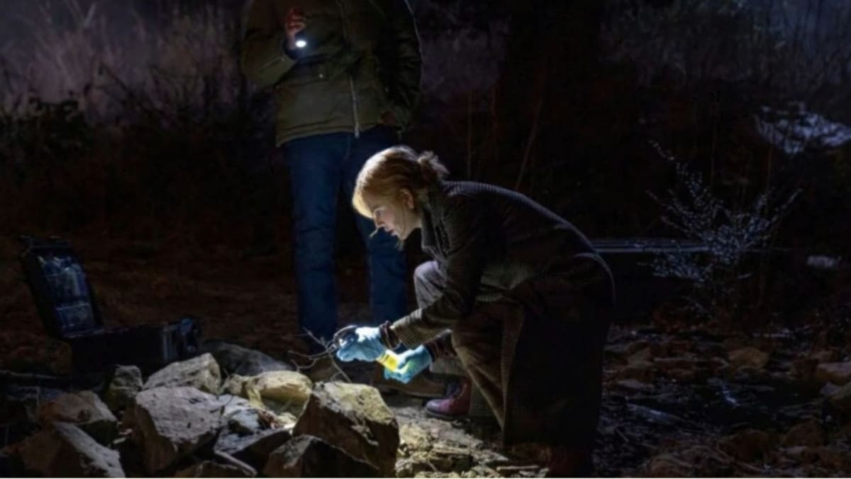 Investigação forense em Scarpetta (2026), com patologista analisando evidências em cena de crime noturna