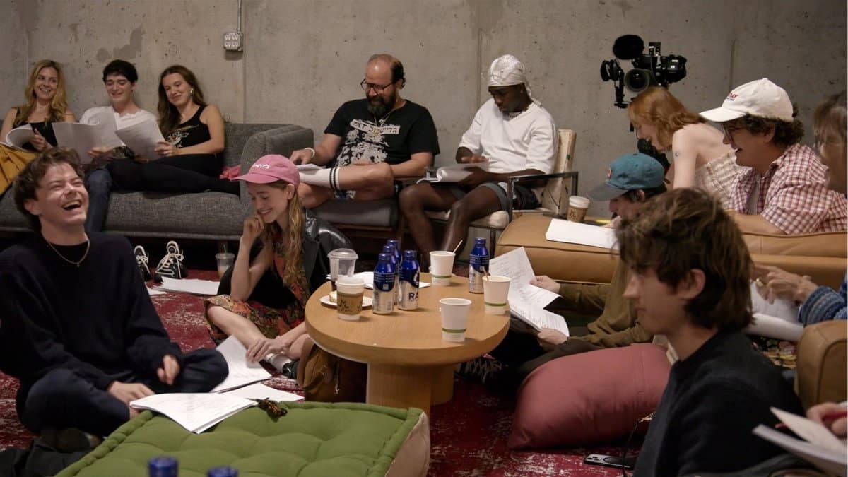 Elenco de Stranger Things 5 reunido nos bastidores durante leitura do roteiro da temporada final
