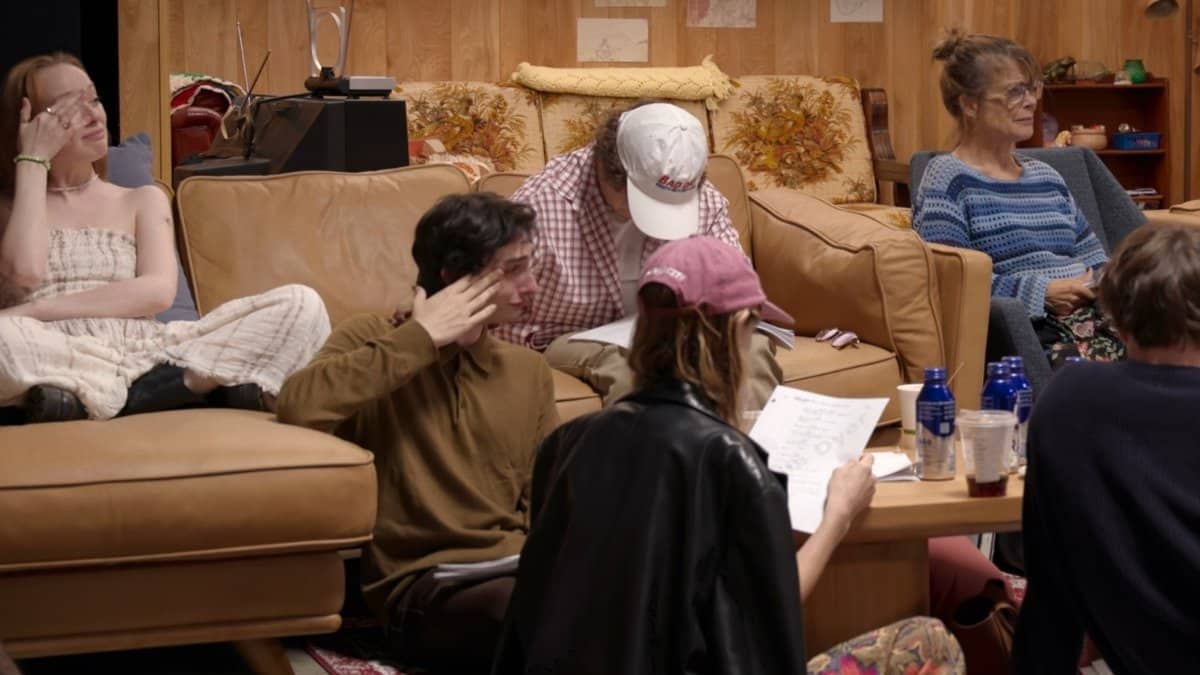 Elenco de Stranger Things 5 em bastidores durante leitura de roteiro emocionados na temporada final