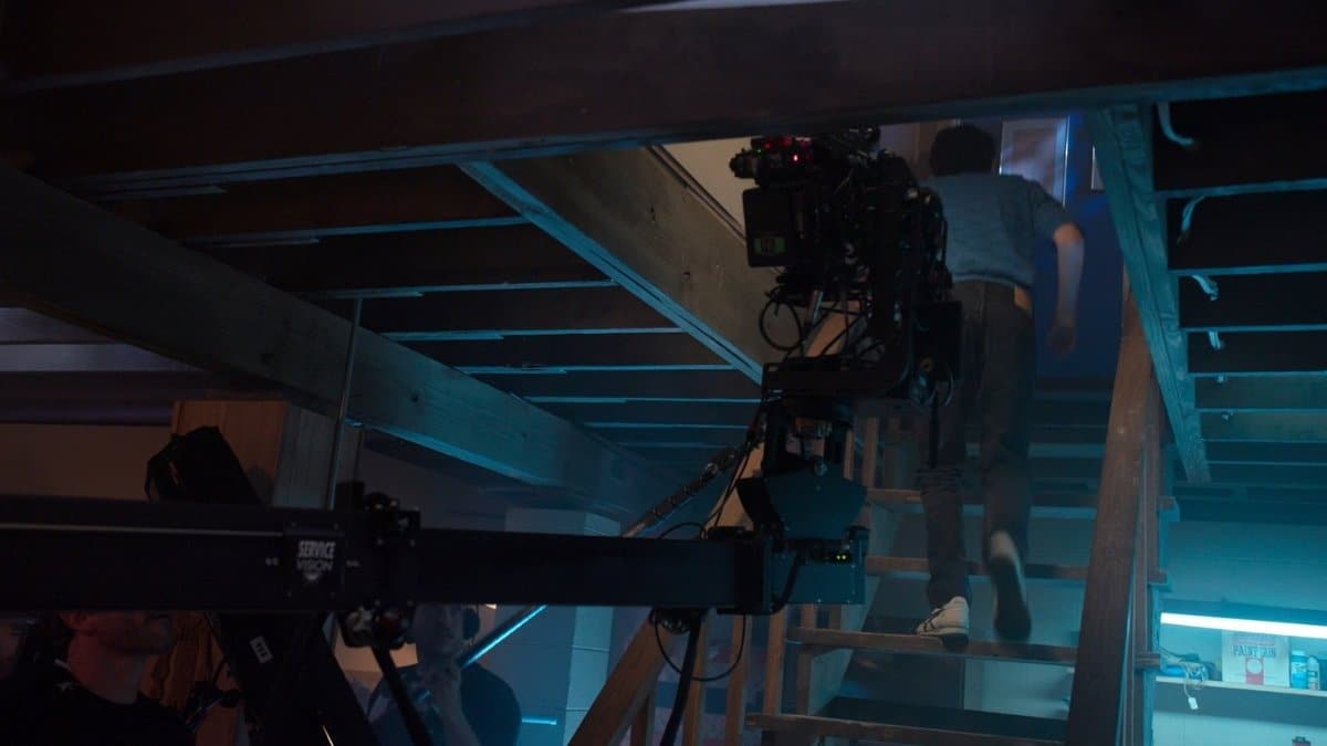 Cena final de Stranger Things 5 mostra o fechamento da porta do porão