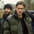 Investigadora em cena de crime com fita policial na série Terra de Pecados (Netflix)