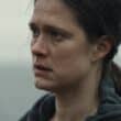 Krista Kosonen como detetive Dani em close-up intenso e dramático na série Terra de Pecados (Synden), Nordic Noir da Netflix estreada em 2026