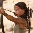 Lara Croft usando arco e flecha no filme Tomb Raider A Origem