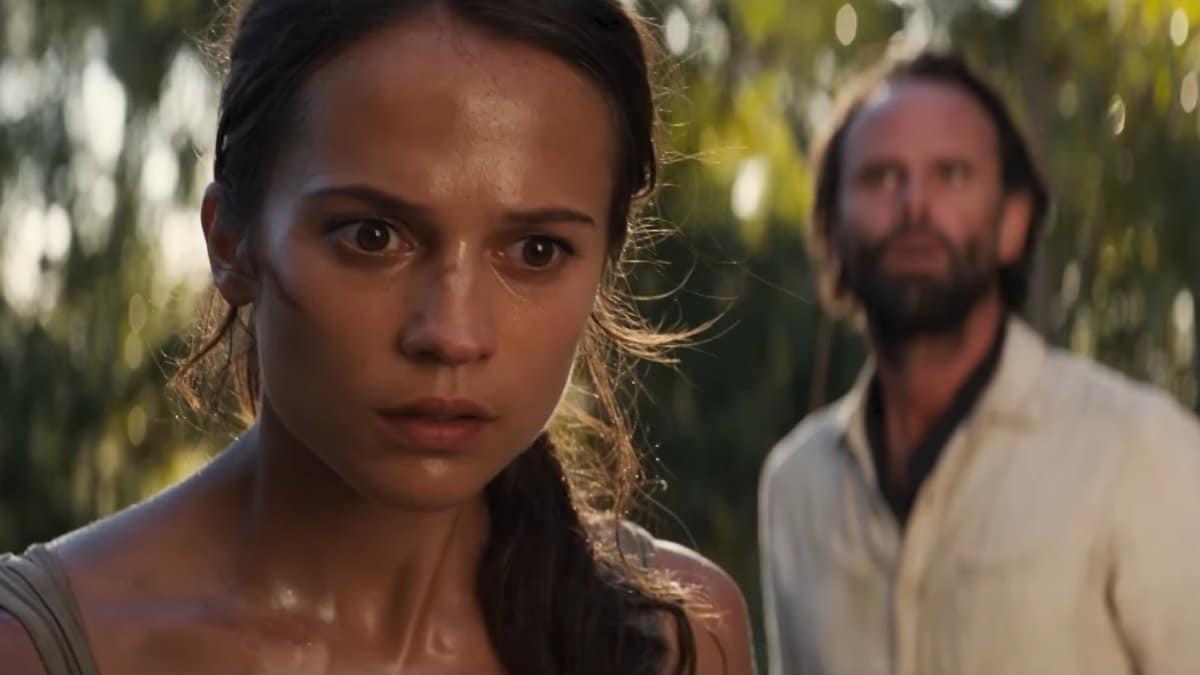 Lara Croft em momento de tensão no filme Tomb Raider A Origem
