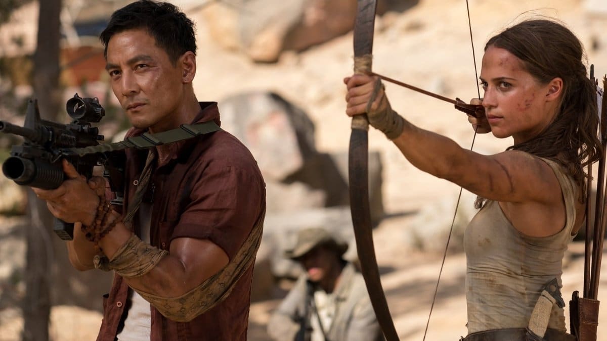 Lara Croft e Lu Ren em cena de ação no filme Tomb Raider A Origem