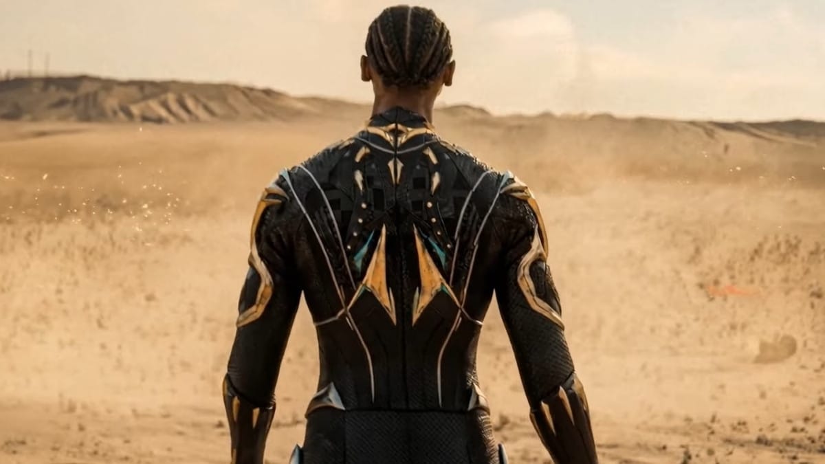 Personagem misterioso em traje tecnológico observa o deserto no teaser conceitual de Vingadores Doutor Destino