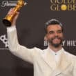Wagner Moura ergue o troféu do Globo de Ouro após vencer prêmio internacional