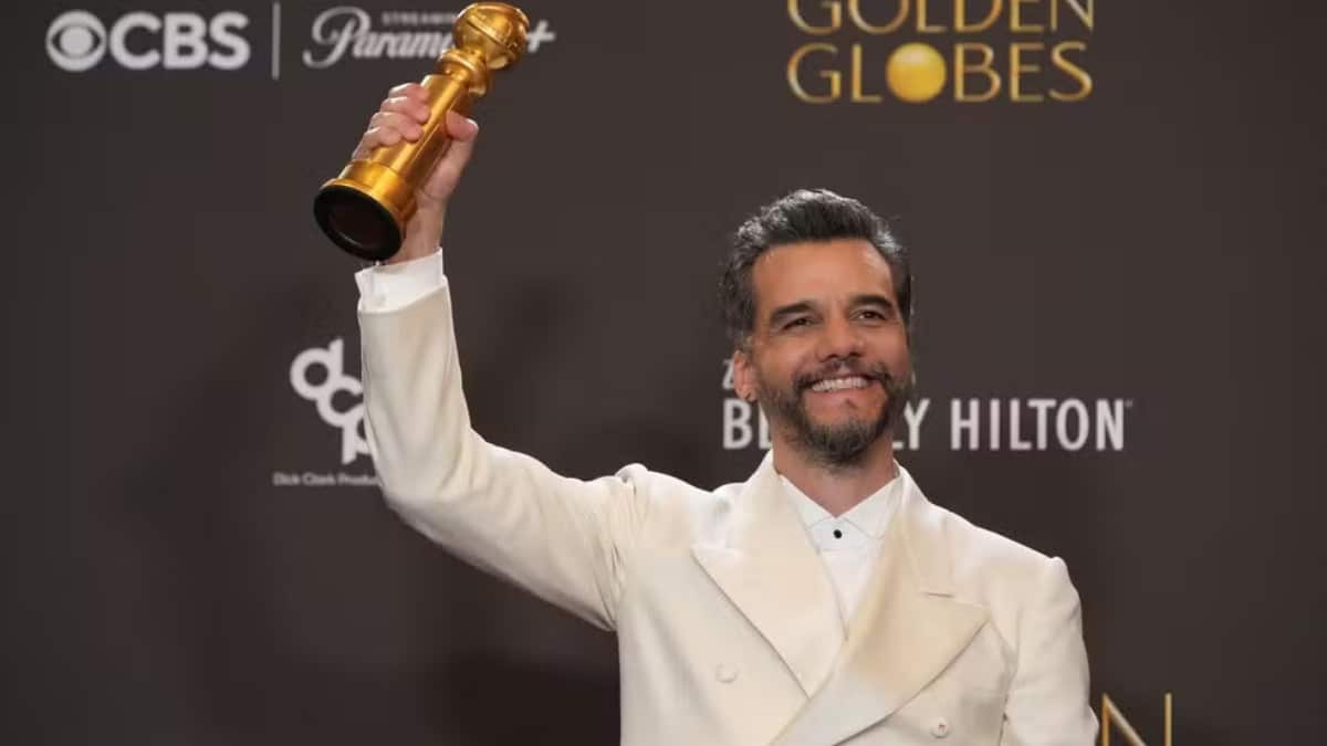 Wagner Moura ergue o troféu do Globo de Ouro após vencer prêmio internacional