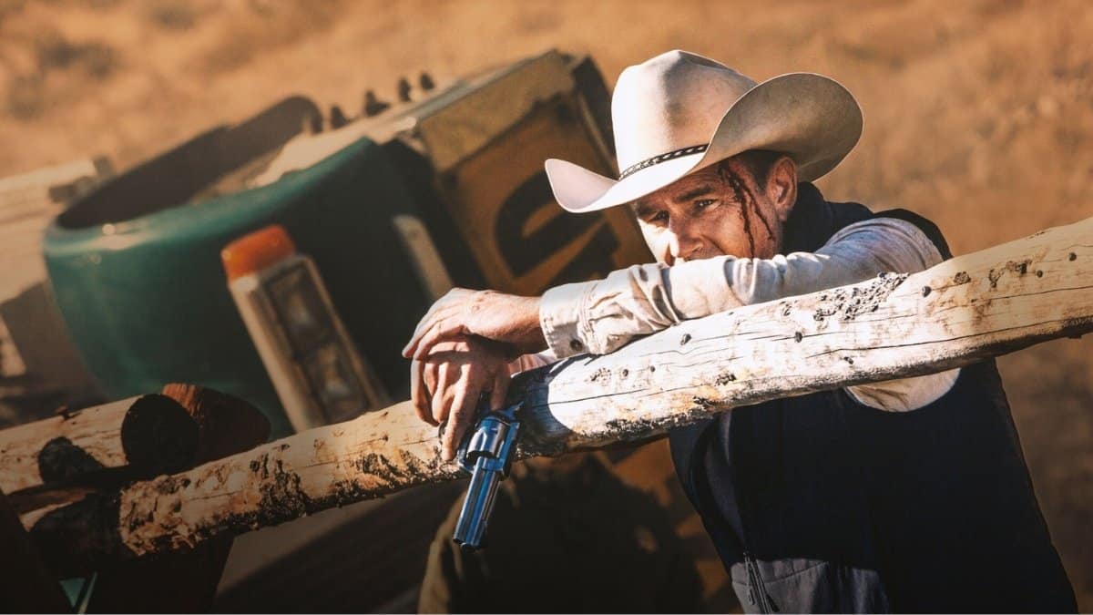 Cena tensa da série Yellowstone com personagem da família Dutton armado em confronto no rancho