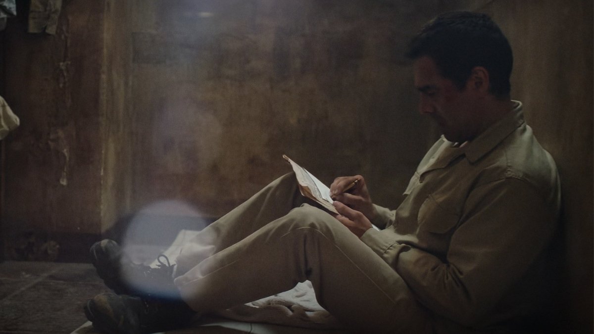 Cena final de A Cela dos Milagres com protagonista diante da cela