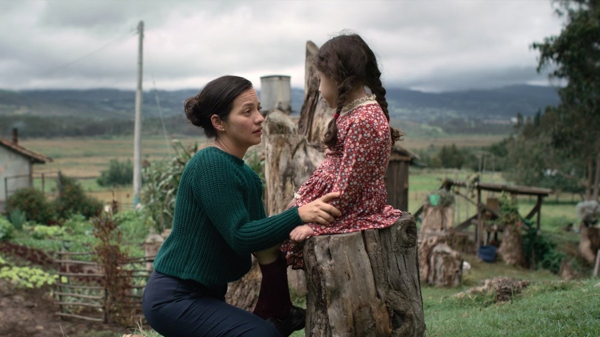 Elenco de A Cela dos Milagres em cena emocionante do filme da Netflix