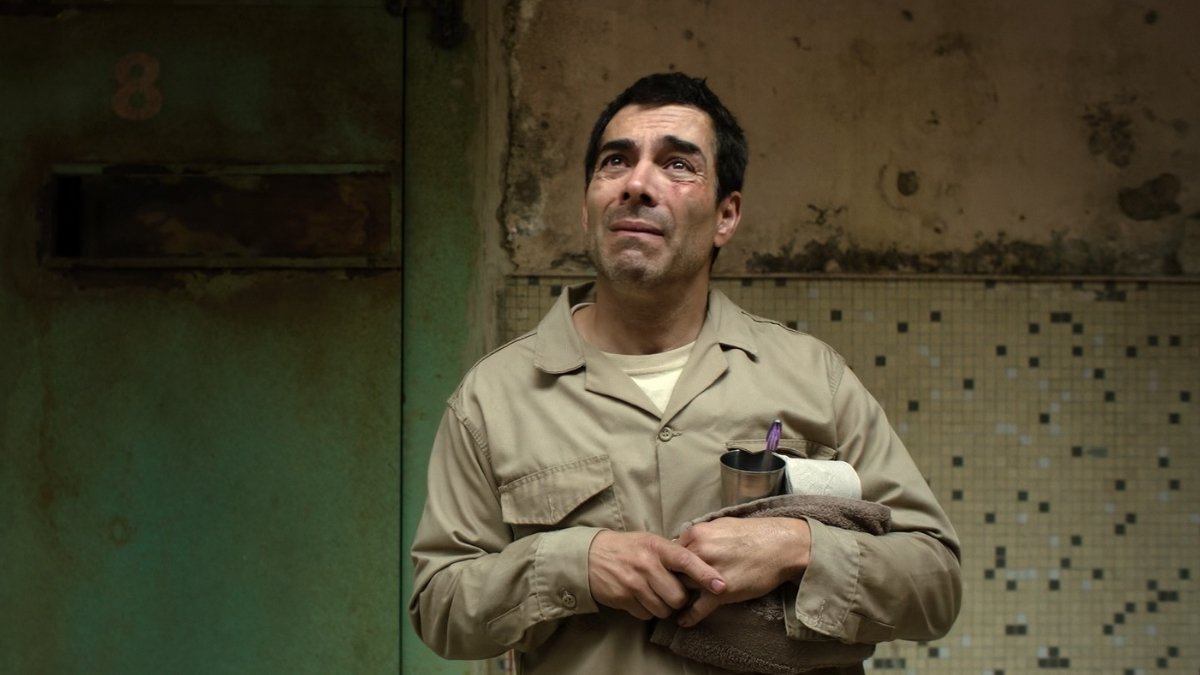 Cena de A Cela dos Milagres na prisão, filme dramático da Netflix