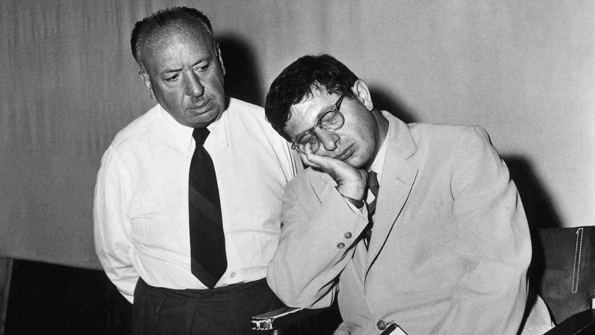 Alfred Hitchcock nos bastidores durante gravação de filme