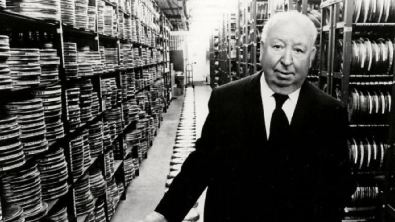 Alfred Hitchcock em estúdio de cinema durante sua carreira como diretor, conhecido como o Mestre do Suspense