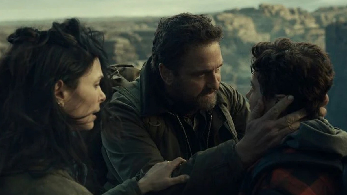 John Garrity segura o rosto do filho Nathan enquanto Allison observa em Destruição Final 2