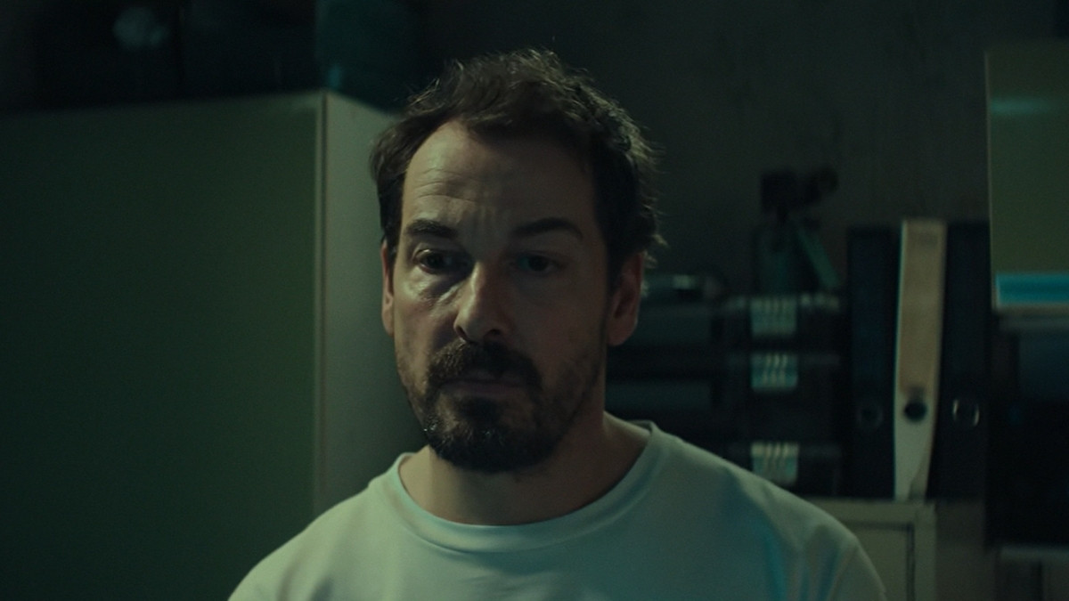 Felix Kramer como Peter na série Unfamiliar da Netflix