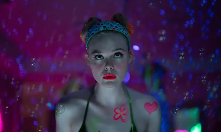 Elle Fanning vive mãe solo que recorre ao OnlyFans na série “Margo’s Got Money Troubles”, do Apple TV+