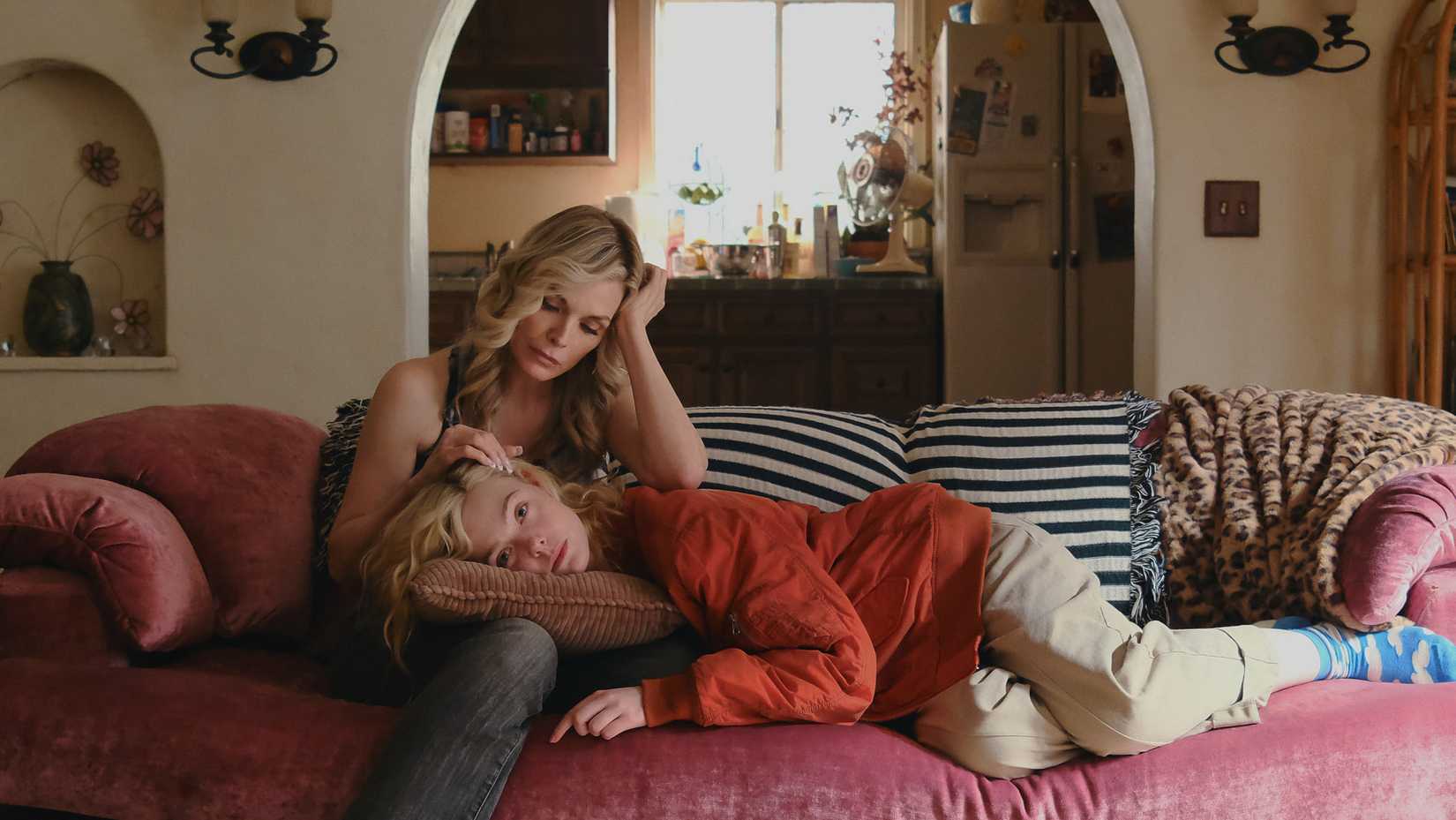 Elle Fanning vive mãe solo que recorre ao OnlyFans na série “Margo’s Got Money Troubles”, do Apple TV+ - Imagem do artigo original