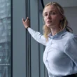 Crítica: série Steal acerta nas atuações de Sophie Turner, mas derrapa no ritmo e nas reviravoltas Imagem destacada – Crítica: série Steal acerta nas atuações de Sophie Turner, mas derrapa no ritmo e nas reviravoltas